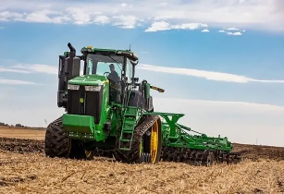 Key updates include the new StarFire 7000 integrated GPS position receiver and an all-new G5Plus CommandCenter Display. (Image source: John Deere)